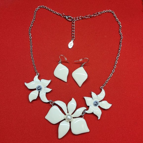 Charming Charlie Floral Earring & Necklace Set - Picture 11 of 14